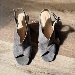 Pelle Moda Rina Wedge
Sandal Gray Suede
NWOT